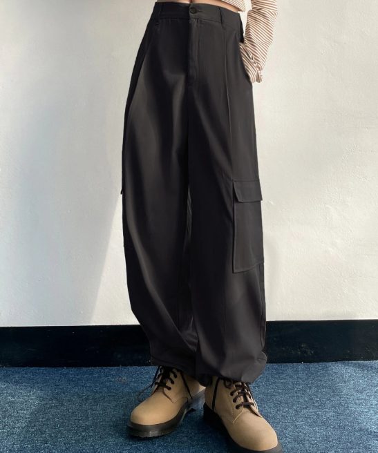 Relaxed Fit Buttoned Cargo Pants
